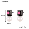 Detalle de pendientes cuadrados geométricos con esmalte rosa y perlas blancas - Estilo Geométrico Rosa (GE00568H-3)