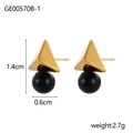 Detalle de pendientes geométricos de 1,4 cm de alto con colgantes de perlas negras de 0,6 cm - Estilo Prisma Triangular Negro (GE00570B-1)