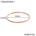 Macro-opname van de roségouden geplooide armband met 5,8 cm diameter en 0,3 cm breedte - Roségoud Gehamerd (FZ06648C0W0-1)