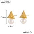 Vista detallada de pendientes geométricos dorados de 1,4 cm con medidas y perlas - Estilo Prisma Triangular Blanco (GE00570B-2)