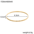 Macro-opname van 0,3 cm gouden gehamerde armband met getoonde afmetingen en textuur - Gouden Gefacetteerde Craft (FZ06648D0W0)