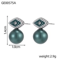 Dettaglio orecchini con perle verde scuro con cornice a rombo e piccoli cristalli - Stile a Rombo Verde Scuro (GE00575A)
