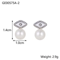 Detalle de pendientes de ojo de plata con esmalte blanco y una perla colgante - Estilo Ojo Plateado (GE00575A-2)