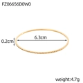 Macro-opname van 6,3 cm gouden armband met diagonale plooitextuur en gedetailleerde maten - Goud Ruit Gegraveerd(FZ06656D0W0)