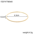 Detail van een 6,3 cm gouden armband met fijne strepen en slank metalen ontwerp - Gouden Fijne Strepen (FZ07477B0W0)