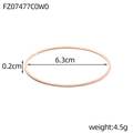 Macro-opname van 0,2cm brede roségouden minimalistische armband met fijne kepertextuur - Roségoud Geribbelde Textuur (FZ07477C0W0)