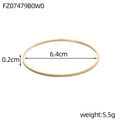 Detail van een minimalistische gouden armband met 6,4 cm diameter en textuur - Goud Verticaal Geribbeld(FZ07479B0W0)