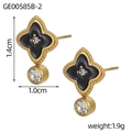 Detalle de los pendientes de flor en esmalte negro con medidas de 1,4 cm de altura - Estilo Trébol Negro (GE00585B-2)
