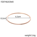Detail van een roségouden armband met diagonale strepen en een binnendiameter van 6,3 cm - Roségoud Diagonale Strepen (FZ07482C0W0)