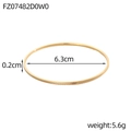 Detail van een slanke gouden armband met diagonale textuur, 6,3 cm diameter en 0,2 cm breed - Gouden Gesneden Craft (FZ07482D0W0)