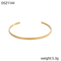 Dettaglio della finitura martellata del bracciale rigido dorato minimalista da 5,3g - Stile Martellato Oro (DSZ1144)