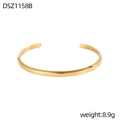 Primer plano del brazalete dorado con grabado Your heart belongs to me y acabado pulido - Estilo de Cita Inspiradora Dorado (DSZ1158B)