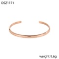 Detalle de brazalete en oro rosa con grabado y especificación de peso de 9,6 g - Estilo de Cita Inspiradora Oro Rosa (DSZ1171)