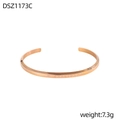 Detalle macro de la pulsera plisada de oro rosa con logotipo grabado y textura geométrica - Estilo Geométrico Oro Rosa (DSZ1173C)