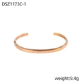 Brazalete en oro rosa pulido con logotipo grabado y detalle de textura ondulada fina - Estilo Pulido Oro Rosa (DSZ1173C-1)
