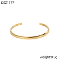 Primer plano del brazalete rígido dorado plisado con bordes geométricos y ondulados - Estilo Geométrico Dorado (DSZ1177)