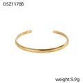 Primer plano del brazalete dorado grabado con el texto The soul cannot live without love - Estilo de Cita Inspiradora Dorado (DSZ1178B)