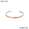 Primer plano del brazalete de oro rosa plisado grabado con frase de amor inspiradora - Estilo de Cita Inspiradora Oro Rosa (DSZ1178C)