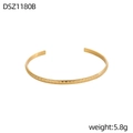 Primer plano de un brazalete dorado con patrón de greca vintage y textura ondulada - Estilo de Greca Griega Dorado (DSZ1180B)