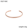 Detalle de brazalete abierto en oro rosa con patrón griego e información de peso real - Estilo de Greca Griega Oro Rosa (DSZ1180C)