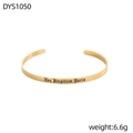 Detalle del brazalete dorado con letras góticas y un peso ligero de 6,6 gramos - Estilo de Texto Gótico Dorado (DYS1050)