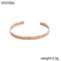 Detalle de brazalete plisado de oro rosa con circonitas pavé y diseño geométrico en T - Estilo de Strass en Forma de T Oro Rosa (DYS1056)