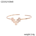 Dettaglio del bracciale rigido geometrico quadrato traforato color oro rosa, peso 3,4g - Stile cavo rettangolare geometrico a gradini (CZ33521C0W0) / 1 Pezzo / Oro rosa