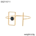 Dettaglio del bracciale geometrico in oro con cornice quadrata e cristallo blu incastonato - Cornice rettangolare con strass blu scuro (DSZ1157-1) / 1 Pezzo / Oro