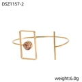 Macro di un bracciale rigido dorato geometrico da 6.0g con cristallo tondo champagne - Cornice rettangolare con strass champagne (DSZ1157-2) / 1 Pezzo / Oro