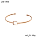 Detalle de brazalete abierto de oro rosa con diseño cuadrado hueco y bolas finales - Cuadrado hueco con bola redonda (DYS1008)