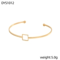 Detalle de brazalete dorado con cuadrado hueco y diseño geométrico minimalista de moda - Estilo hueco cuadrado (DYS1012)