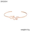 Detalle de la estructura molecular geométrica en el brazalete rígido de oro rosa - Estructura molecular química (DYS1014)