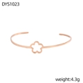 Primer plano de un brazalete de oro rosa con detalle de flor hueca geométrica - Estilo de flor de cinco pétalos hueca (DYS1023)