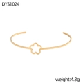 Detalle de brazalete abierto minimalista chapado en oro de 4,3g con flor calada - Estilo de flor de cinco pétalos hueca (DYS1024)