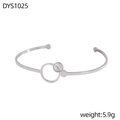 Detalle de brazalete plateado con incrustación de nácar y diseño geométrico minimalista - Estilo de doble anillo entrelazado con nácar (DYS1025)