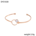 Detalle del brazalete geométrico en oro rosa con incrustación blanca y peso de 5,9g - Estilo de doble anillo entrelazado con nácar (DYS1030)