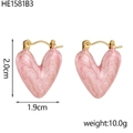 Dettaglio orecchini a cuore rosa marmorizzati con dimensioni e chiusura dorata - Cuore di Marmo Rosa (HE1581B3)