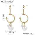 Detalle de pendientes largos dorados con perlas blancas y cristales, medida 5.3x2.1cm - Pendientes Colgantes Largos de Perla Artificial y Strass Dorado (WE23556D2G0)