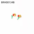Vista dettagliata di piccoli orecchini a tulipano rossi con foglie verdi e steli dorati - Stile Tulipano (BRH00134B)