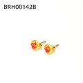 Dettaglio di orecchini a lobo a cuore dorati con motivo corona in smalto rosso - Stile Corona (BRH00142B)