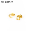 Dettaglio di orecchini a cuore cavo in oro minimalisti con chiusura a farfalla - Stile Linea Cuore (BRH00152B)