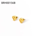 Dettaglio di delicati orecchini a lobo a cuore dorati con elegante design a fili intrecciati - Stile Cuore Intrecciato (BRH00156B)