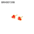 Dettaglio di orecchini a lobo a cuore rosso con bordi dorati e finitura in smalto lucido - Stile Cuore Rosso (BRH00159B)