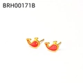 Dettaglio ravvicinato di orecchini a lobo balena rossa carina con finitura oro - Stile Balena Rossa (BRH00171B)