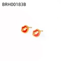 Dettaglio degli orecchini a lobo a forma di labbra in smalto rosso con bordi dorati - Stile Labbro Rosso (BRH00183B)