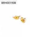 Dettaglio di orecchini a lobo dorati ad ala con finitura lucida ed etichetta BRH00190B - Stile Piccola Ala (BRH00190B)
