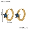 Dettaglio di orecchini a cerchio dorati da 1,5 cm con incastonata una stella blu preziosa - Stile Stella Blu Scuro (BE45506D5B0)