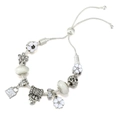 Detailansicht eines silbernen Schlangenkettenarmbands mit LOVE-Anhänger und Blumen - Weiße Blume Herz Schleife Stil (#9) / Verstellbarer Auszug