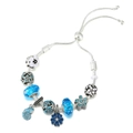 Detail eines Bettelarmbands mit blauen Glasperlen und silbernem Muschelanhänger - Blau Weiß Blume Muschel Stil (#12) / Verstellbarer Auszug