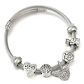 Détail du bracelet à perles avec arbre de vie et breloques cœur sur fond blanc - Style Arbre de Vie Patte Fille (SZ40/61245)